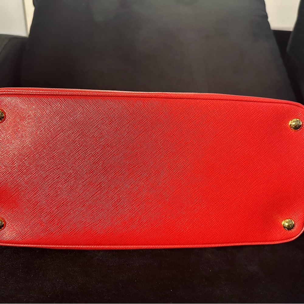 PRADA - Picture 5 of 7